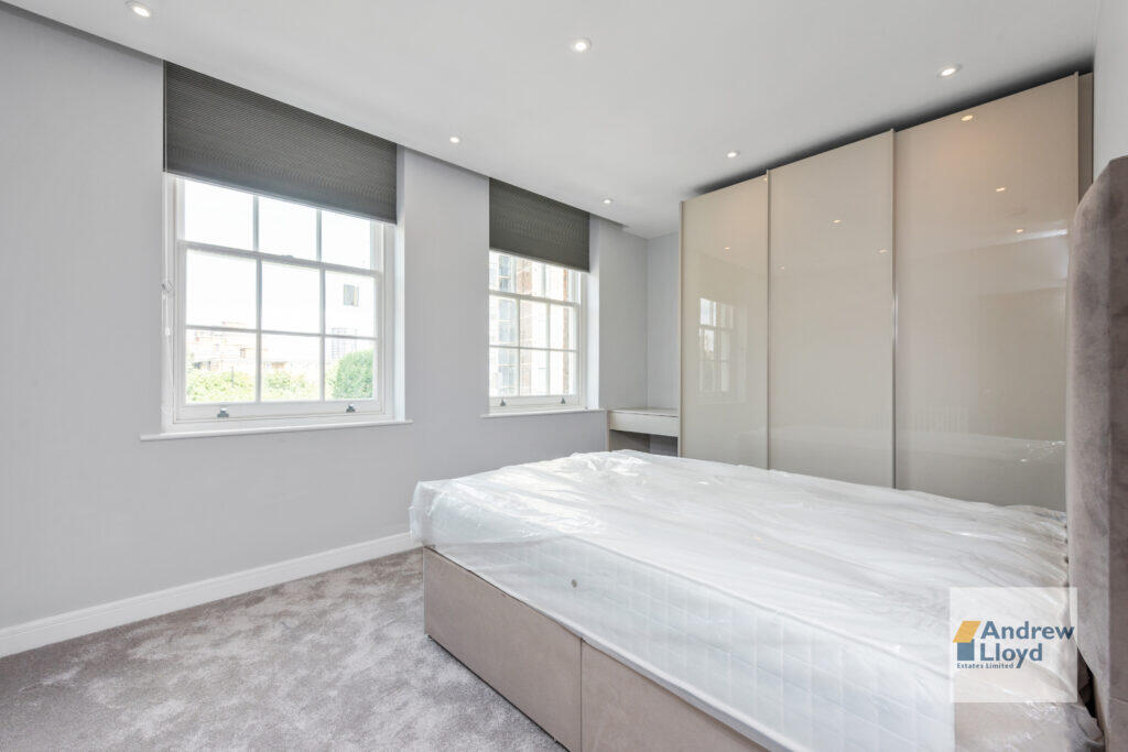 Main image of property: 2 Bedroom Flat – New North Road, London N1