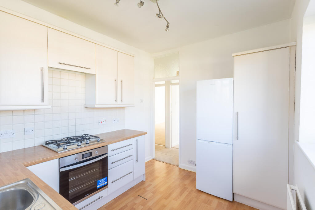 Apartment in Elmbridge, Weybridge - More