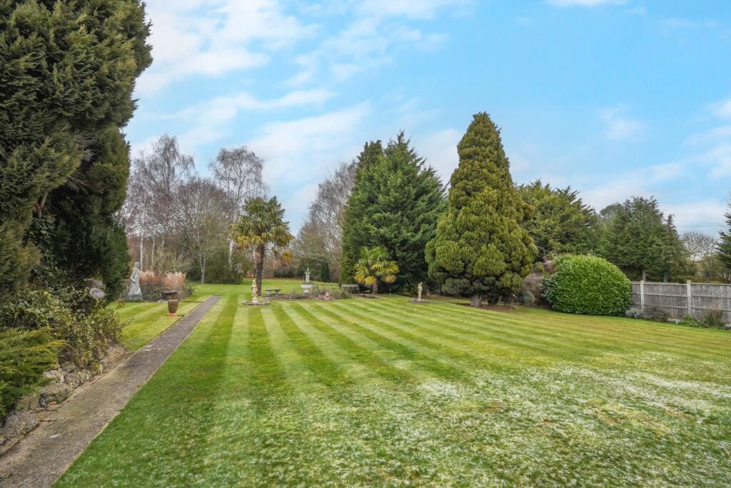 Rayleigh Road, Hutton, Brentwood, CM13 photo 3