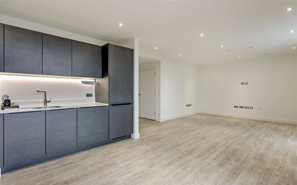 Apartment in Cambridge, Eddington - View 3