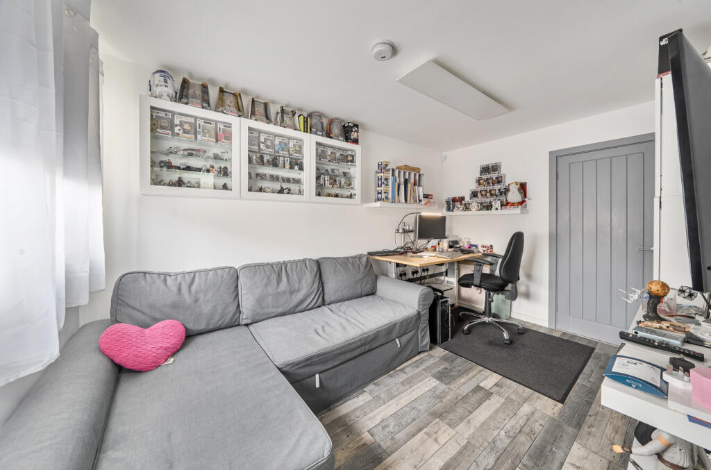 House in Dunstable, Central Bedfordshire - More