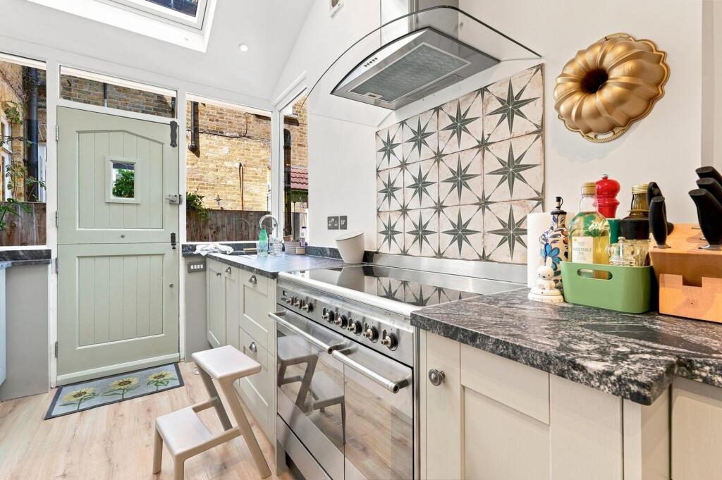 House in London, Redbridge - More