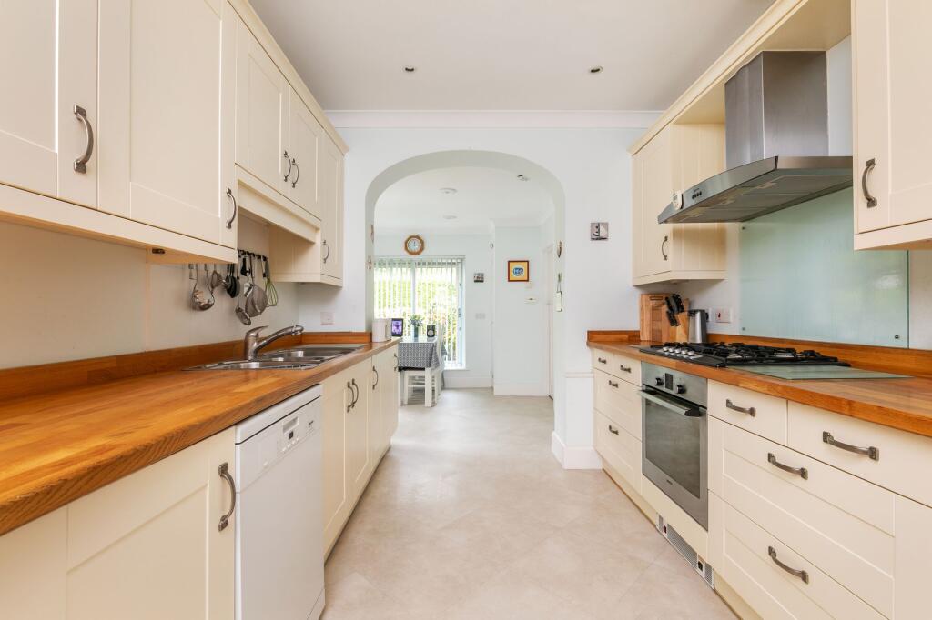 7, Bereweeke Close, Winchester, SO22 photo 2
