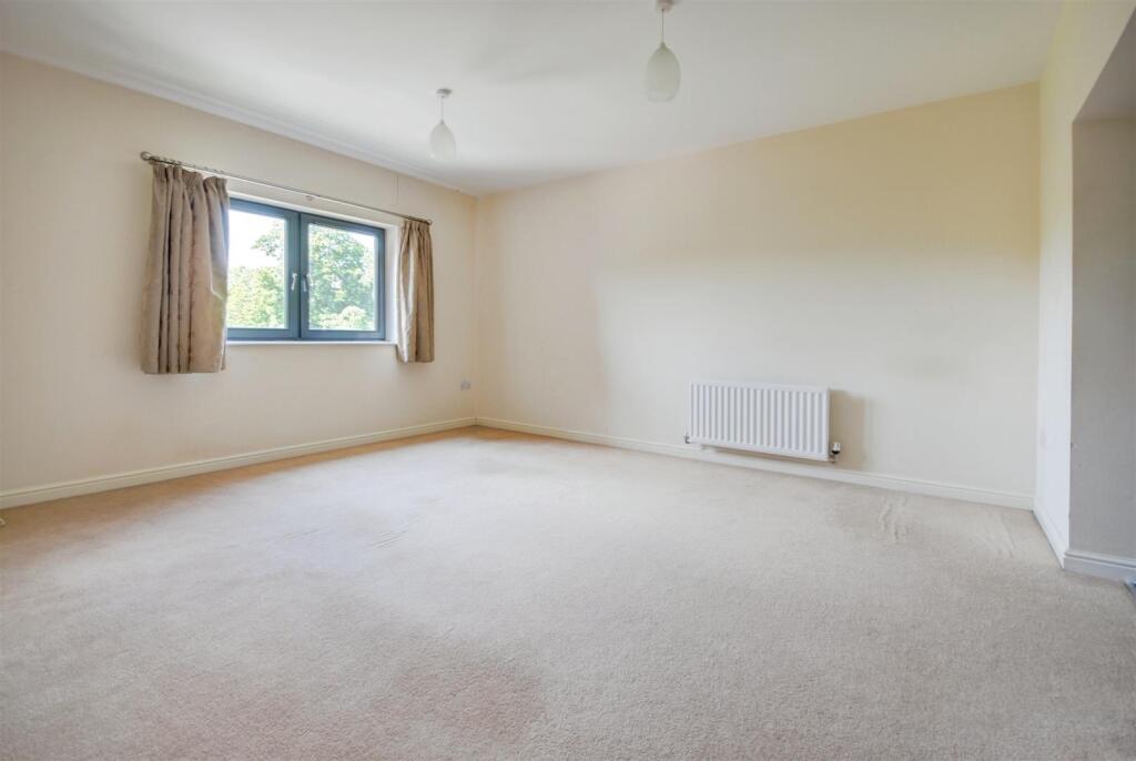 Apartment in Watford, Hertfordshire - View 3