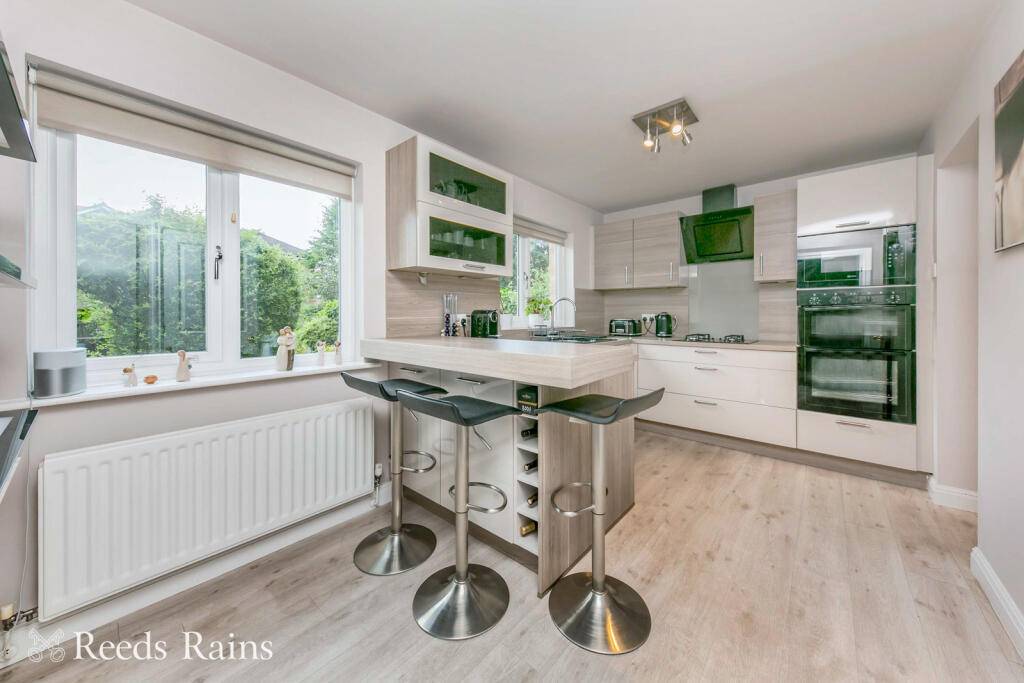 Bishopton Drive, Macclesfield, Cheshire, SK11 photo 4