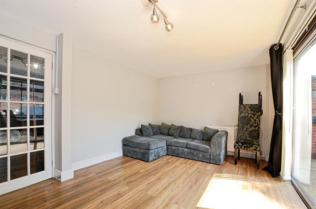 House in Hatfield, Roe Green - View 4