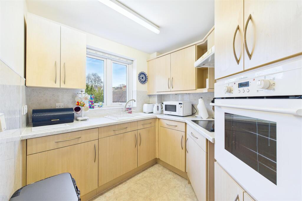 Second floor apartment in central Clevedon photo 5