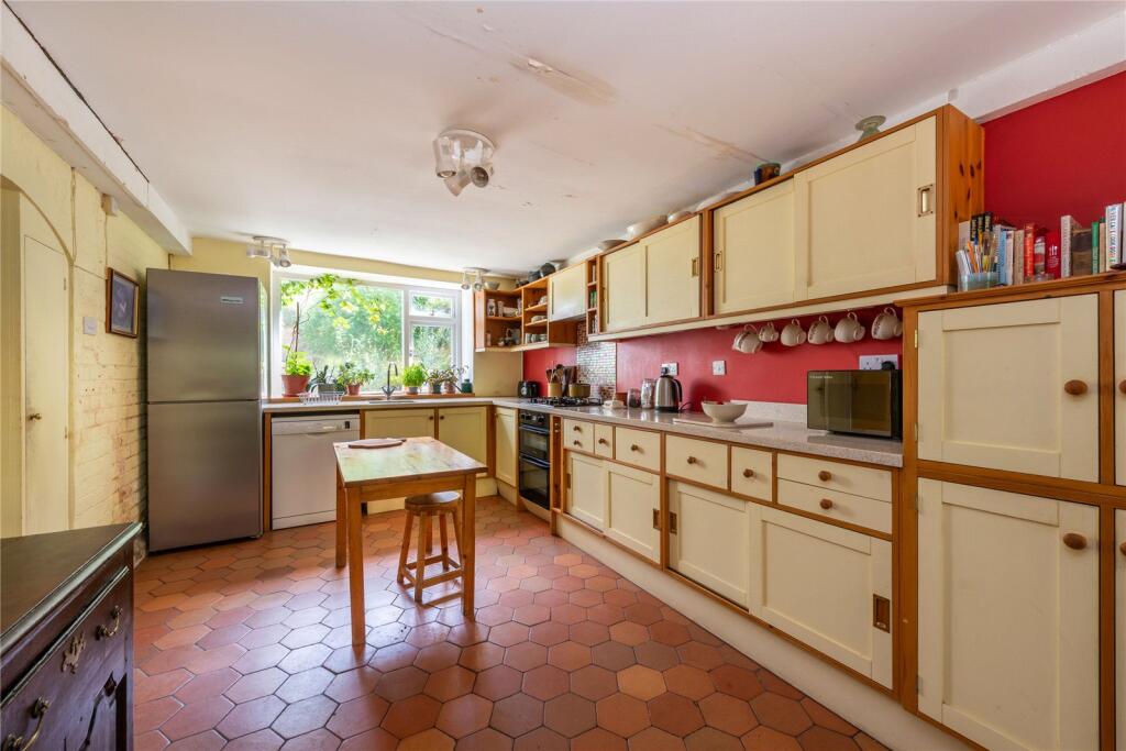 House in Dorking, Pixham - More