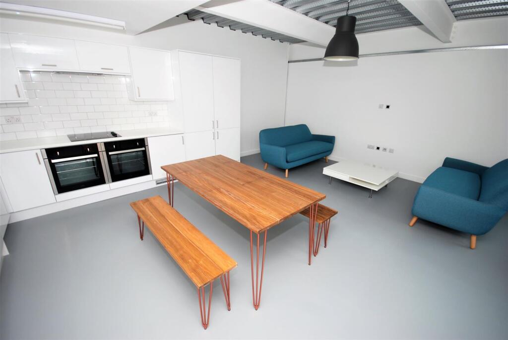 6 bedroom flat for rent