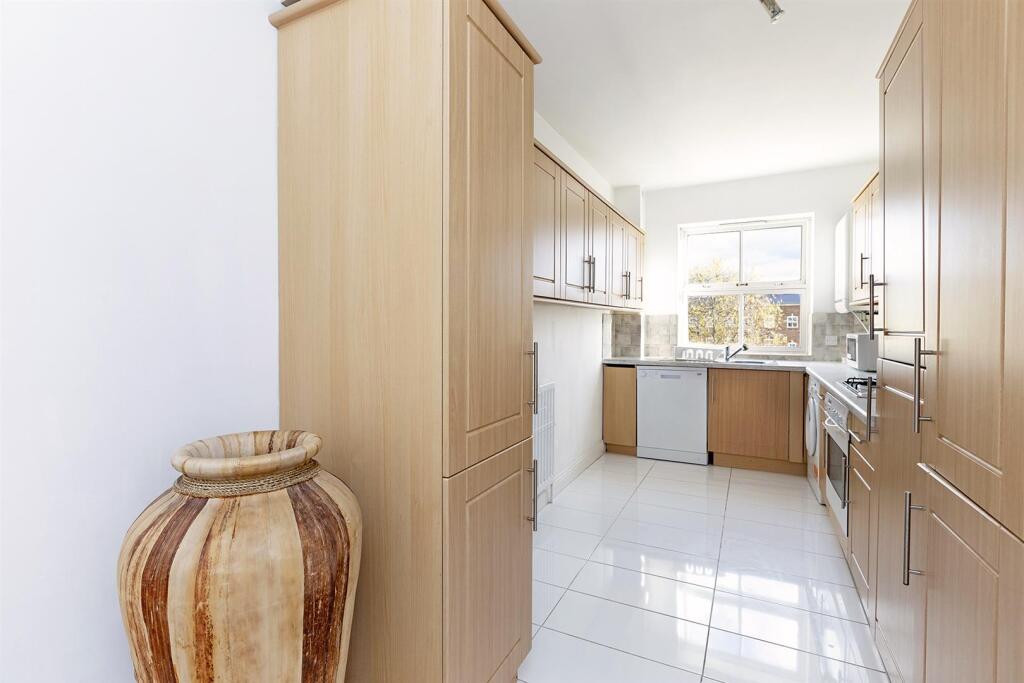 Apartment in London, St Olave's Estate, The Borough - View 4