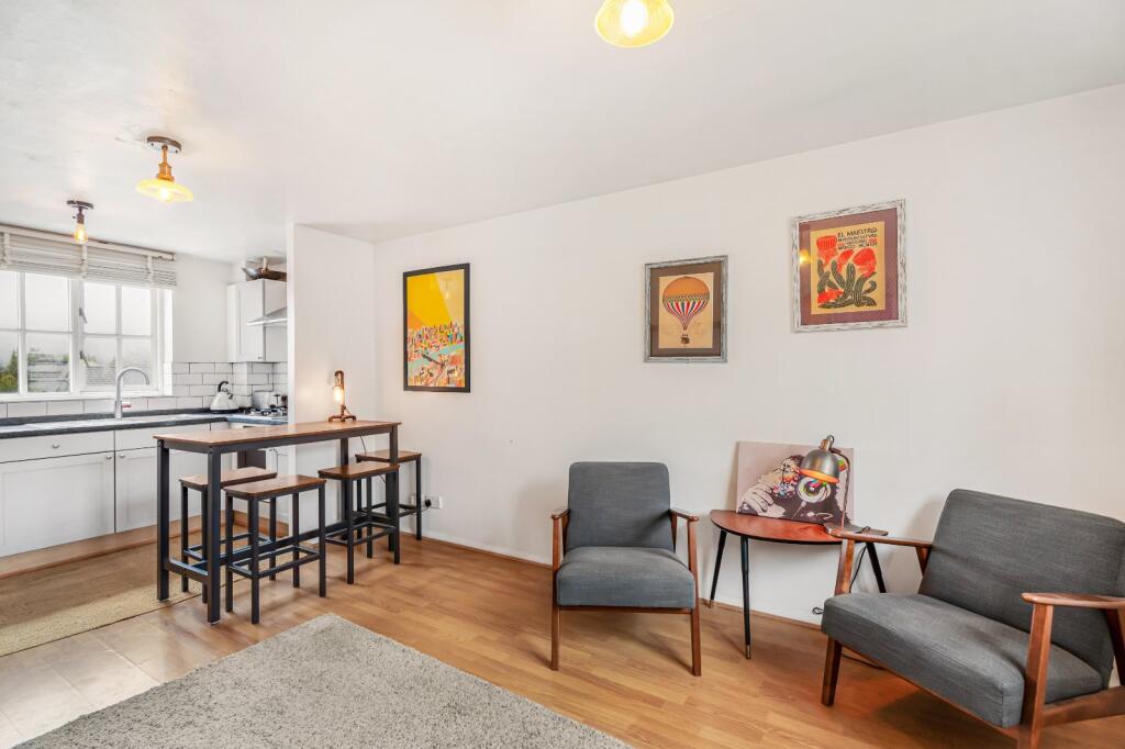 Apartment in London, Victoria Park Village, Hackney - View 3