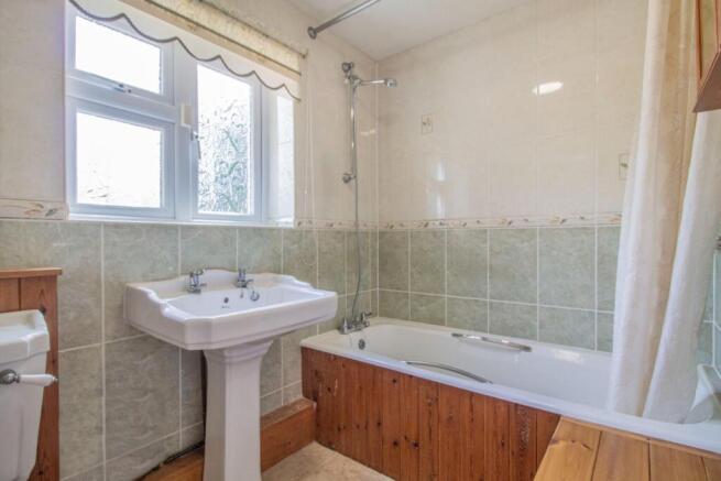 Laneside, Lackford [Bathroom] 01.jpg