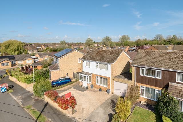 3-bed detached on Almond Road, Bicester, £440,000