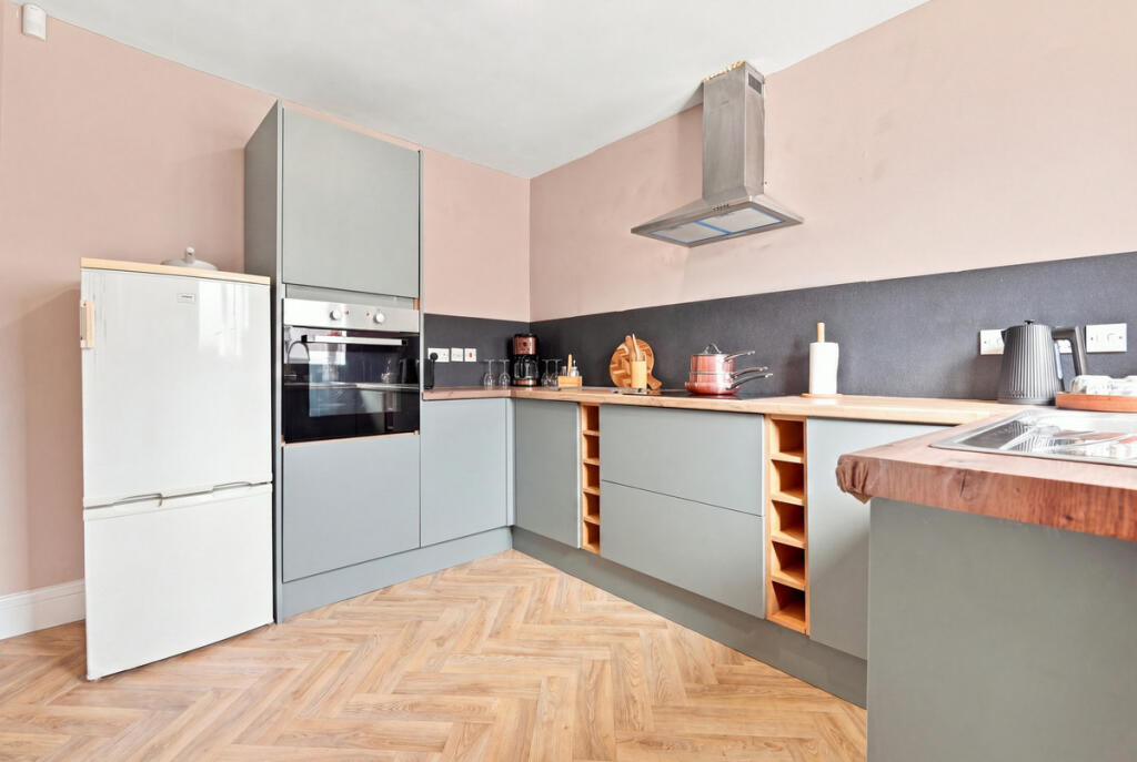 Apartment in Southend-on-Sea - View 5