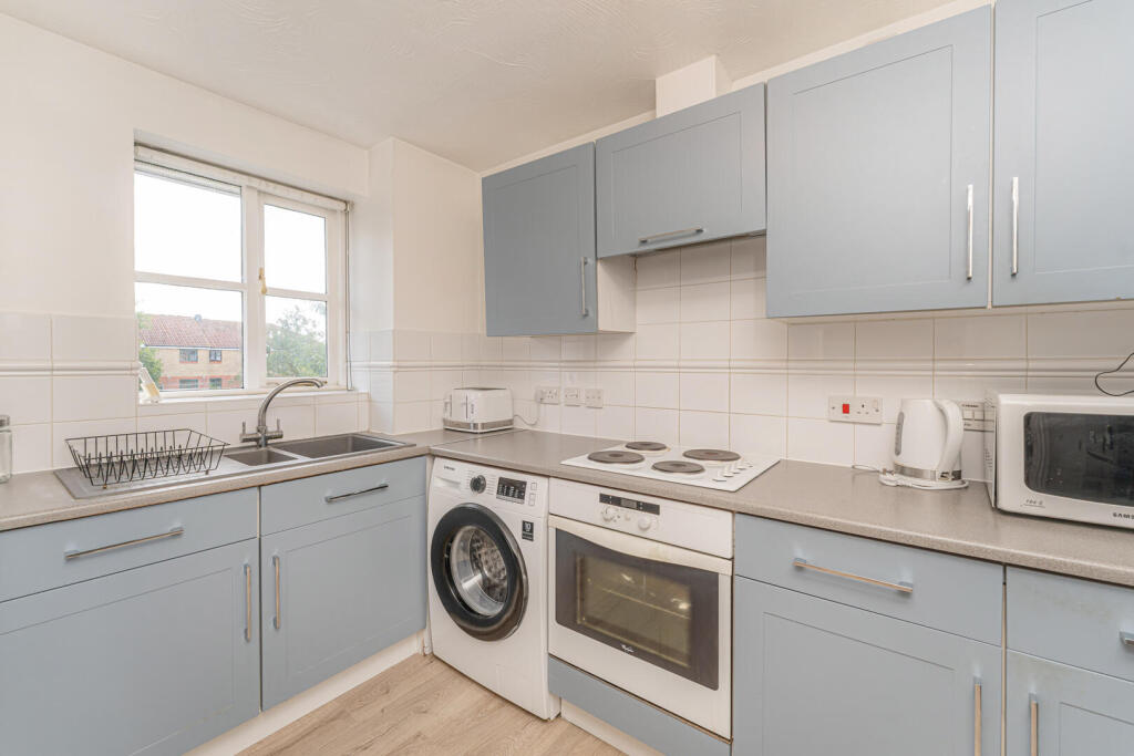 Apartment in Enfield, Enfield Island Village, London Borough of Enfield - View 2