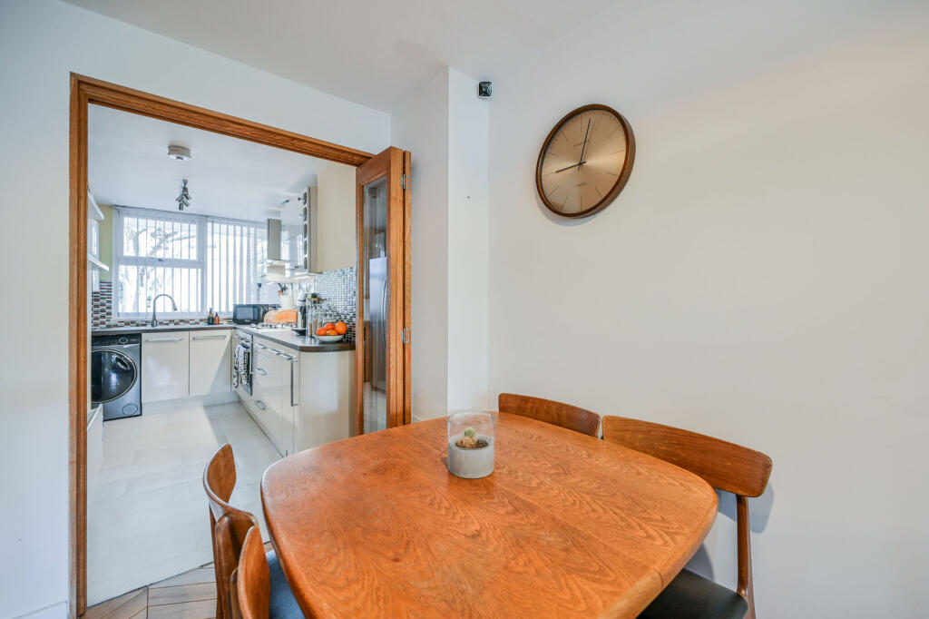 2-bed flat on Sandra Close, New Road, London, N22, Wood Green, London, N22, £400,000