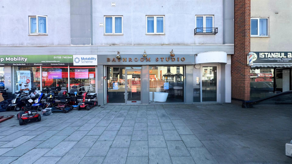 Main image of property: 52 Victoria Road, Romford, Essex, RM1 2LA