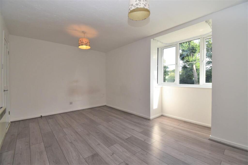 Apartment in Southall - More