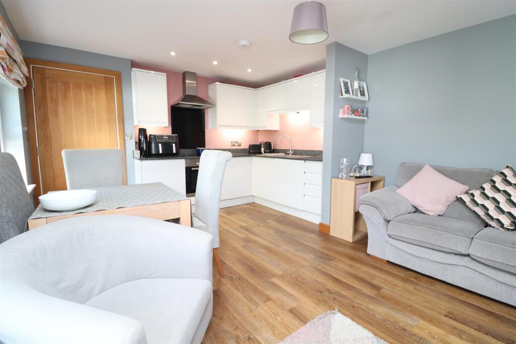 Adcroft Drive, Trowbridge photo 5