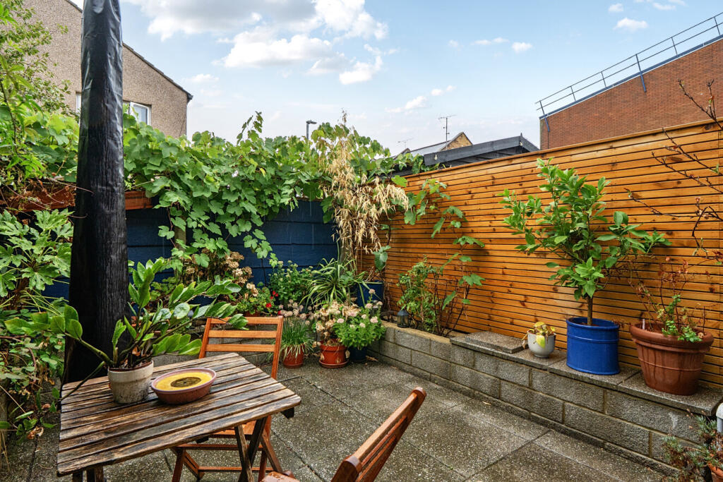 House in London - View 2