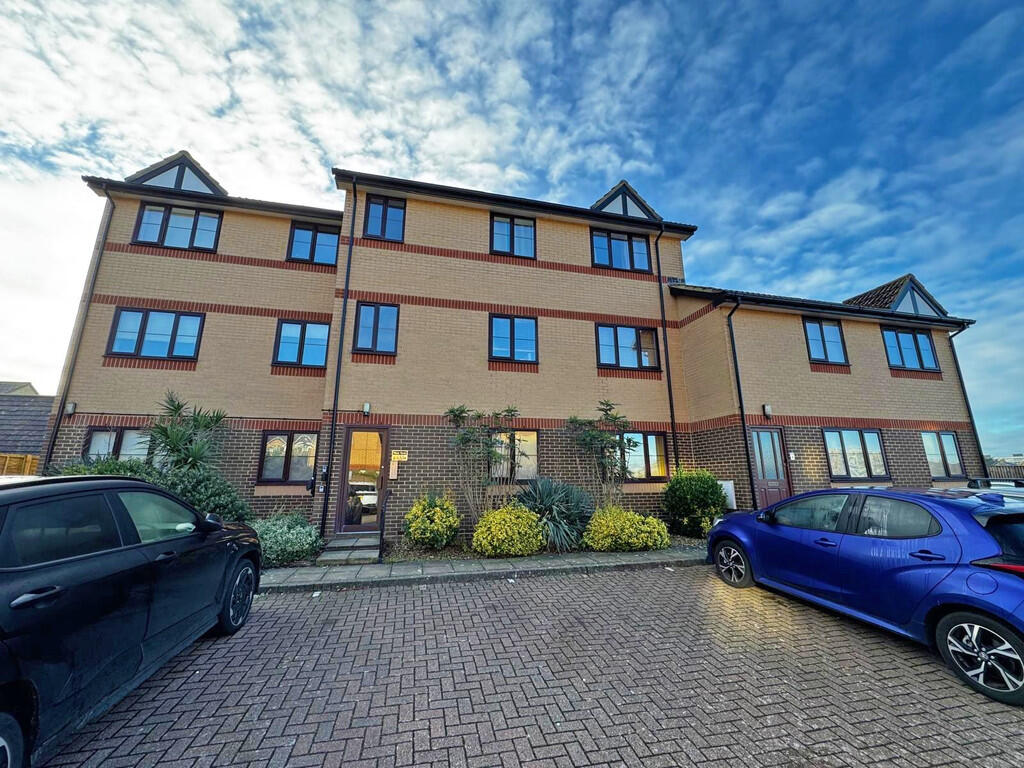 3-bed flat on Emerald Quay, Shoreham-by-Sea, £300,000