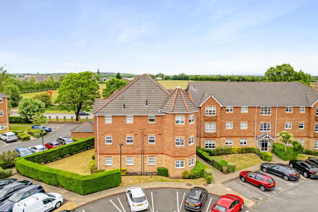 1-bed flat on Hampton Court Way, The Oaks Hampton Court Way, WA8, £120,000