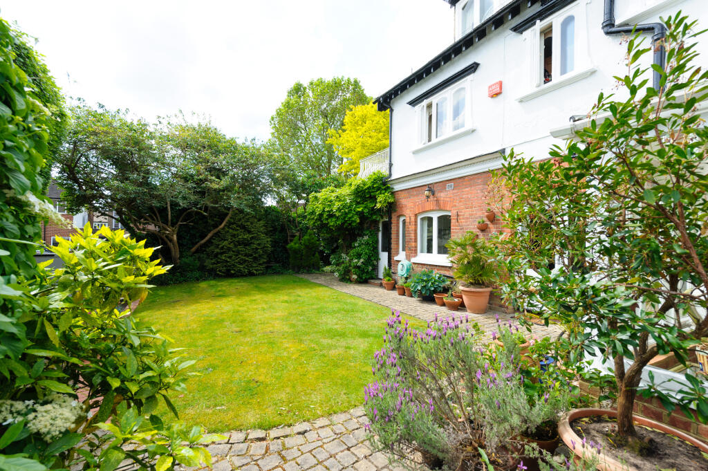 House in London, East Sheen - More