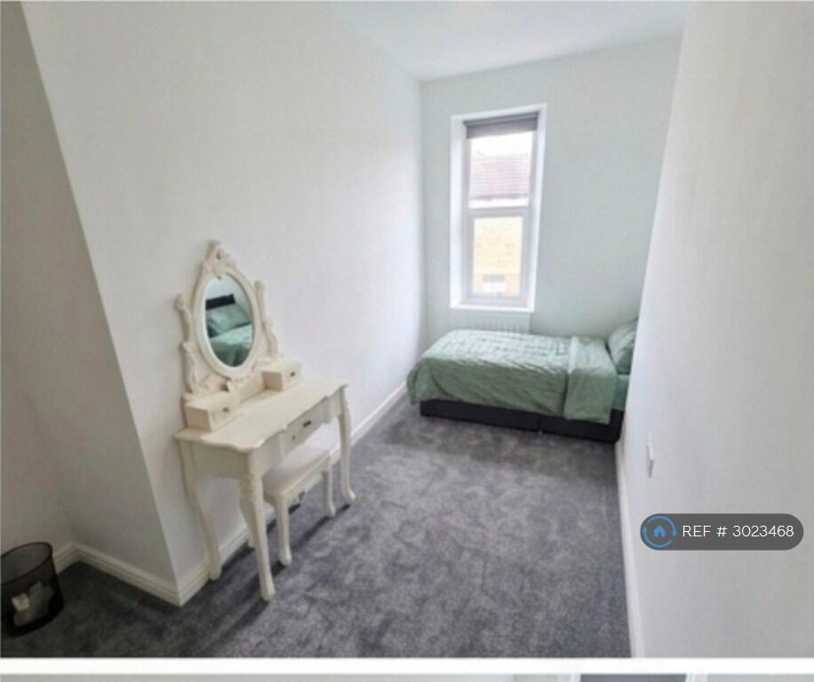 House in Huddersfield, Shearing Cross, Hillhouse - View 4