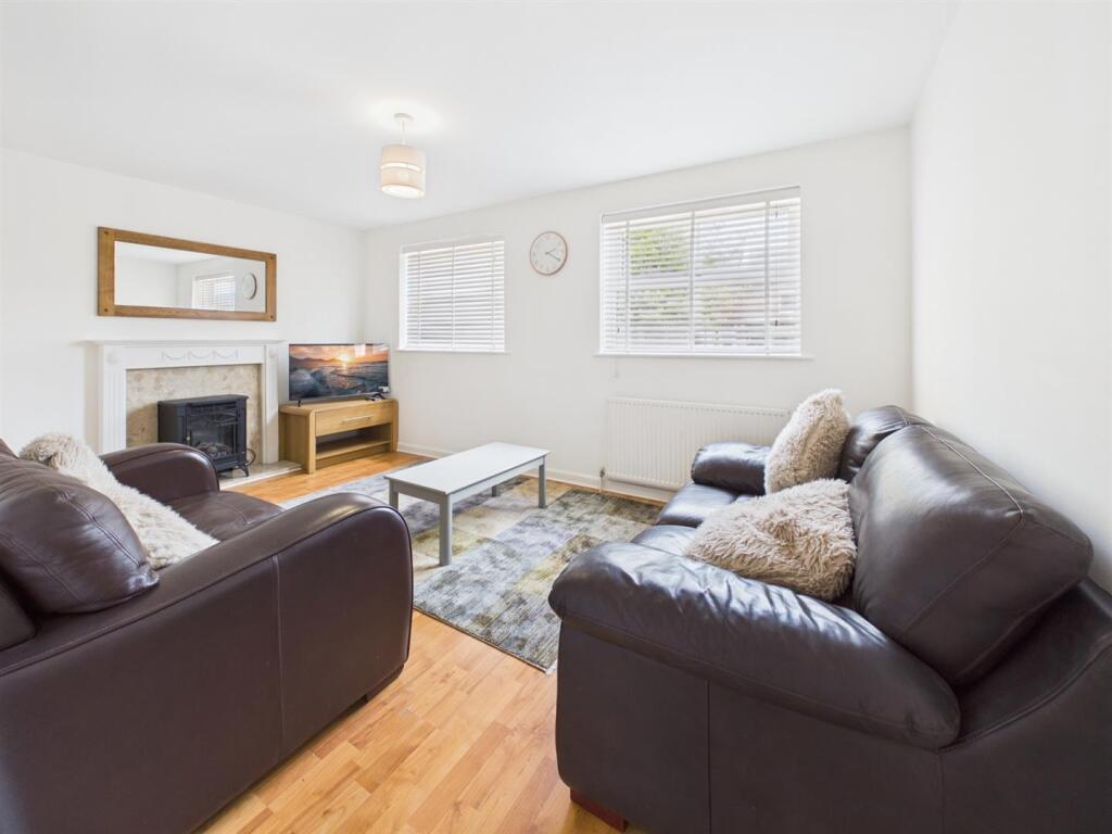 Apartment in Reading, The Triangle, Tilehurst - View 3