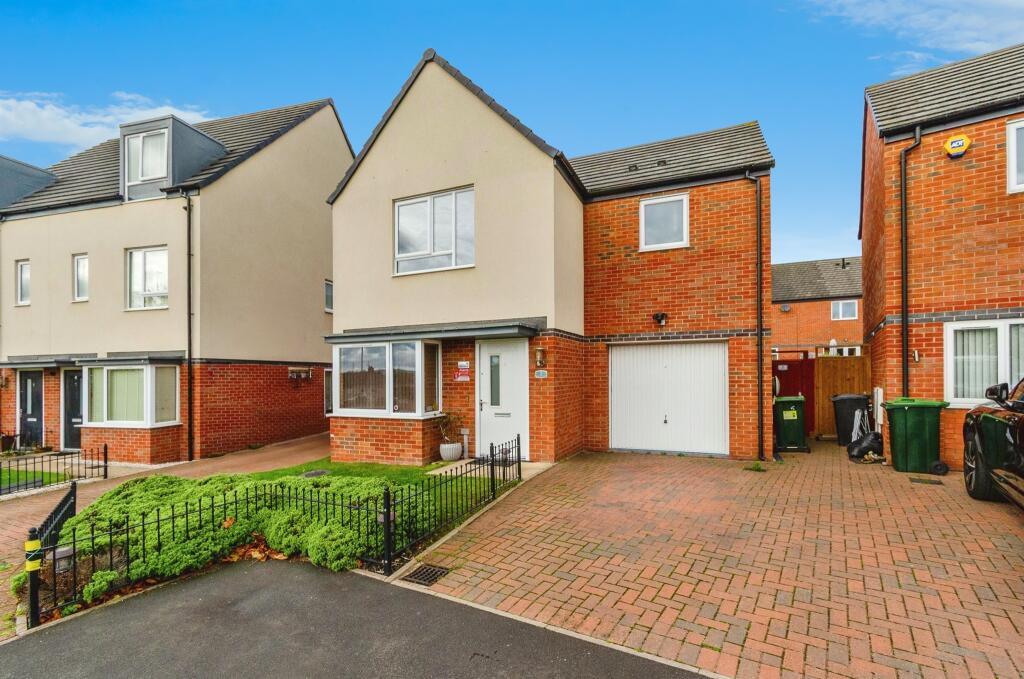 3-bed detached on Arthur Jones Close, Tipton, £325,000