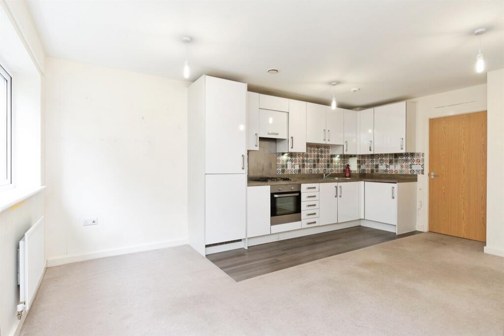 Apartment in Welwyn Hatfield, Hertfordshire - View 4