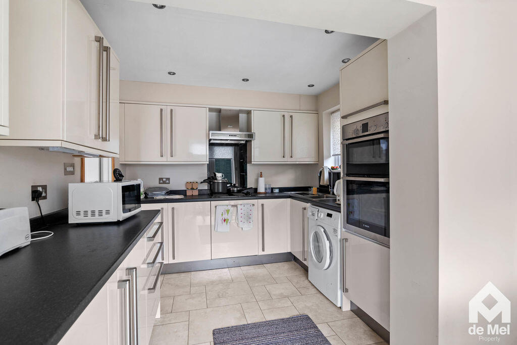 Selborne Road, Bishops Cleeve, Cheltenham, GL52 photo 2