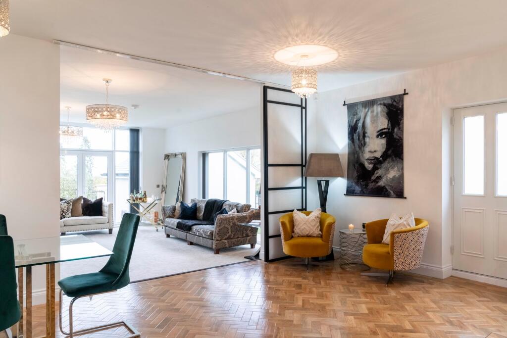 House in Mansfield, Berry Hill - More