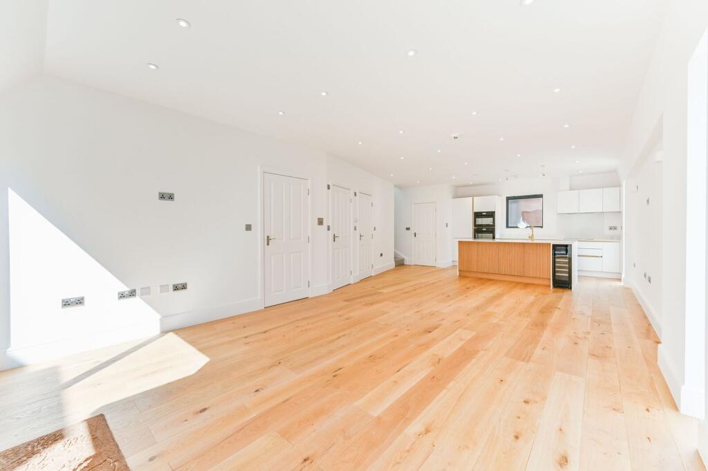 House in Coulsdon, Purley - More