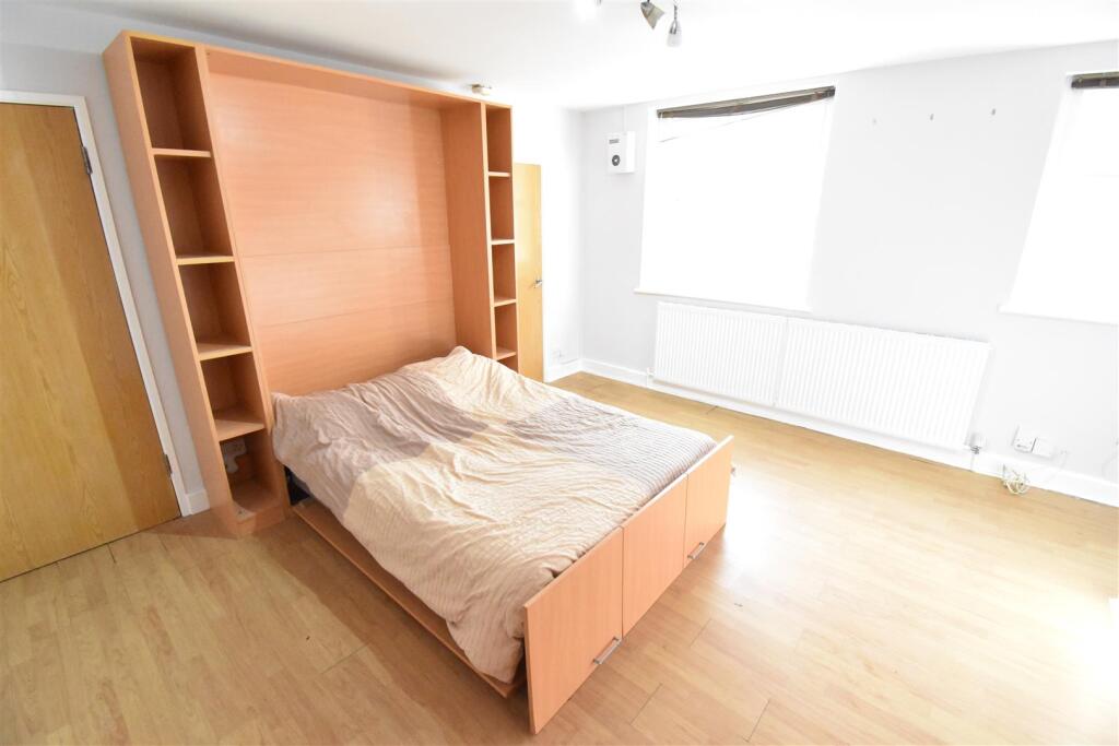 Apartment in London, Royal Borough of Kingston upon Thames - More