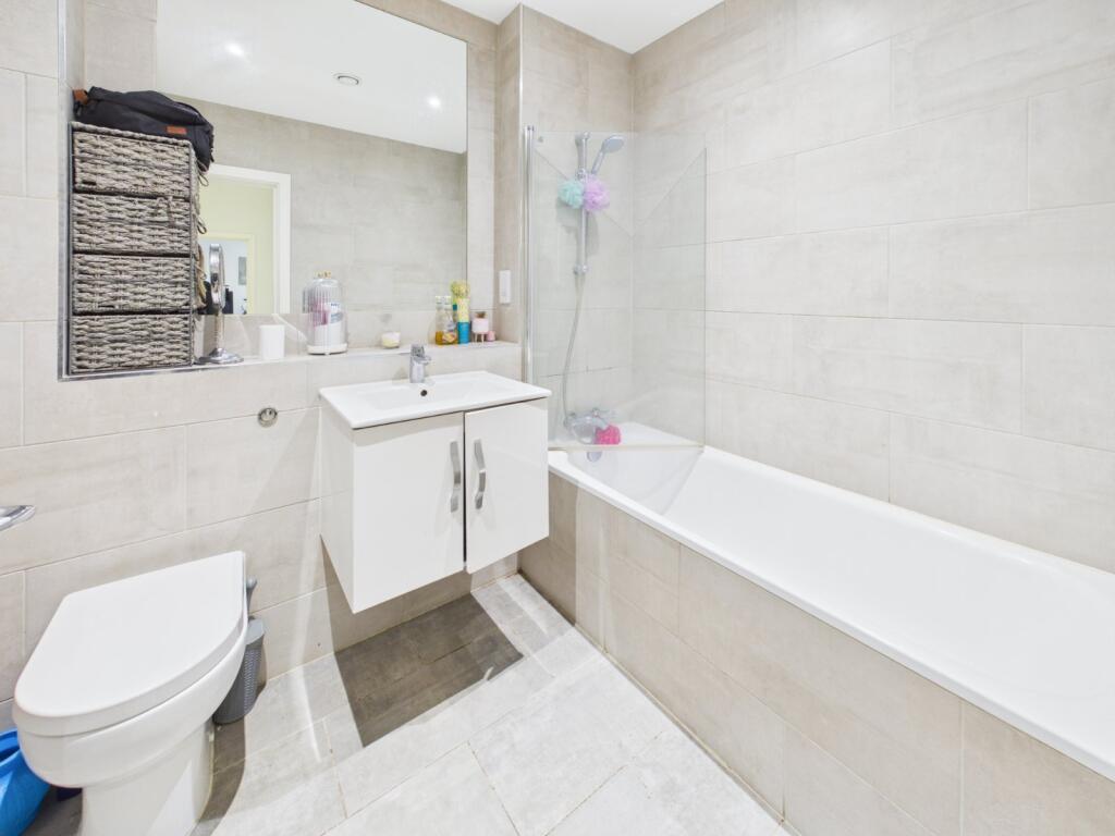 Heron Drive, Langley, Berkshire, SL3 photo 4