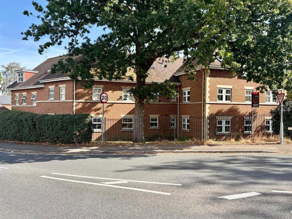 2-bed flat on Kingfisher Court, Connaught Road, Fleet, £230,000