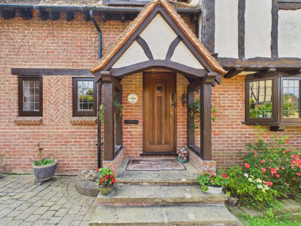 House in Rochford, Hockley - More