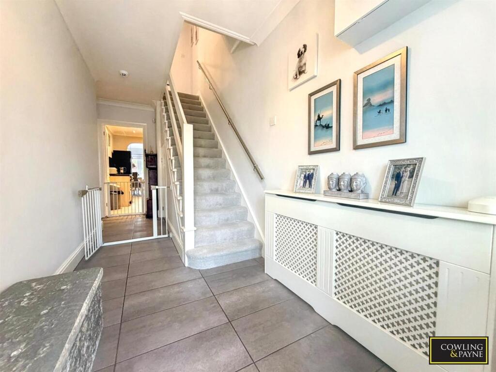 House in Basildon, Bowers Gifford and North Benfleet - View 4