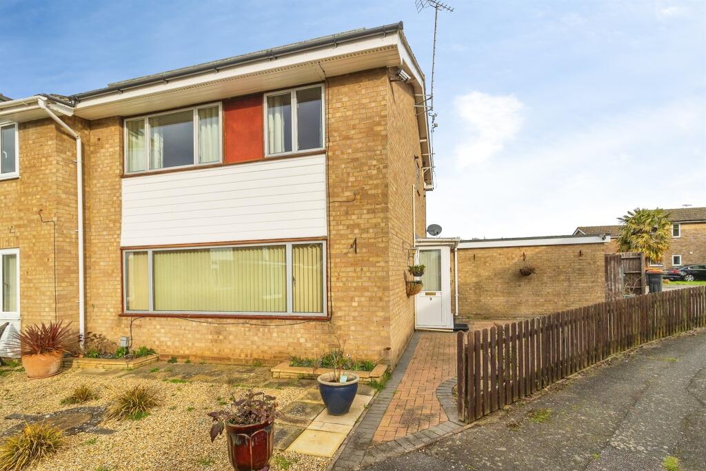 3-bed semi-detached on Wentworth Drive, Leighton Buzzard, £375,000