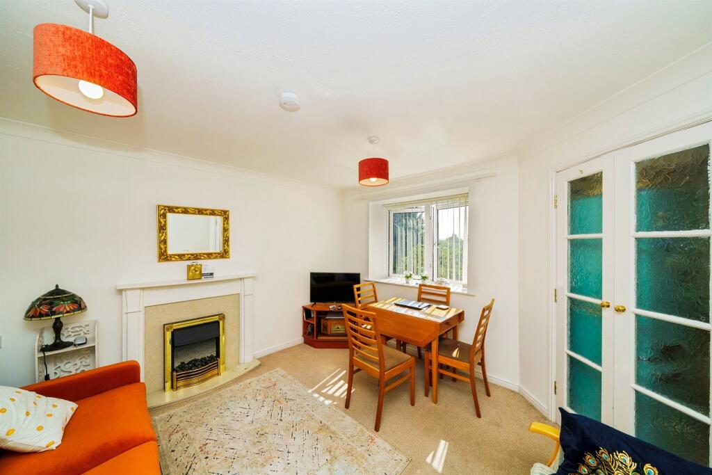 Apartment in Wirral, Liverpool City Region - View 2