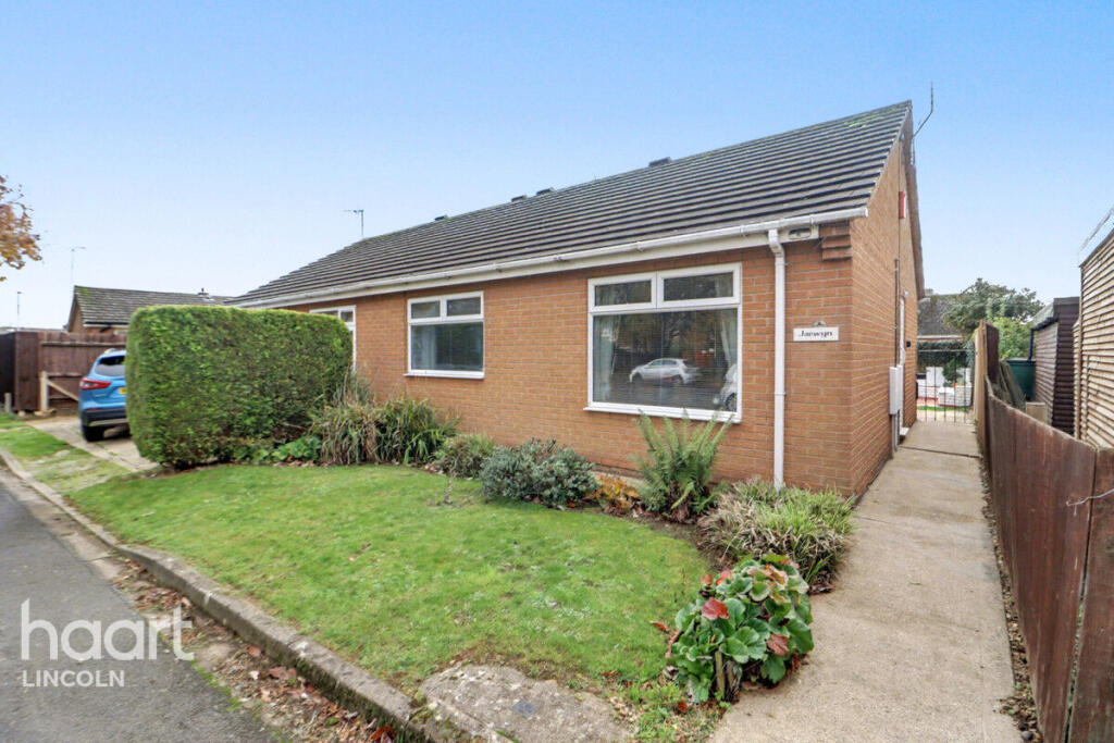 2-bed bungalow on Stewards Way, Bracebridge Heath, £160,000