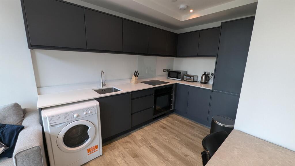 Apartment in Manchester, Old Trafford - View 3