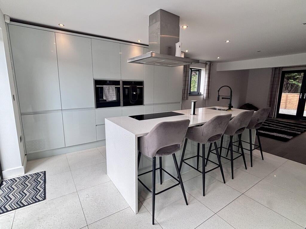 House in Swadlincote, Church Gresley - View 3