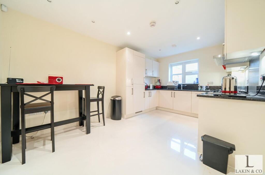Apartment in Southall - View 5