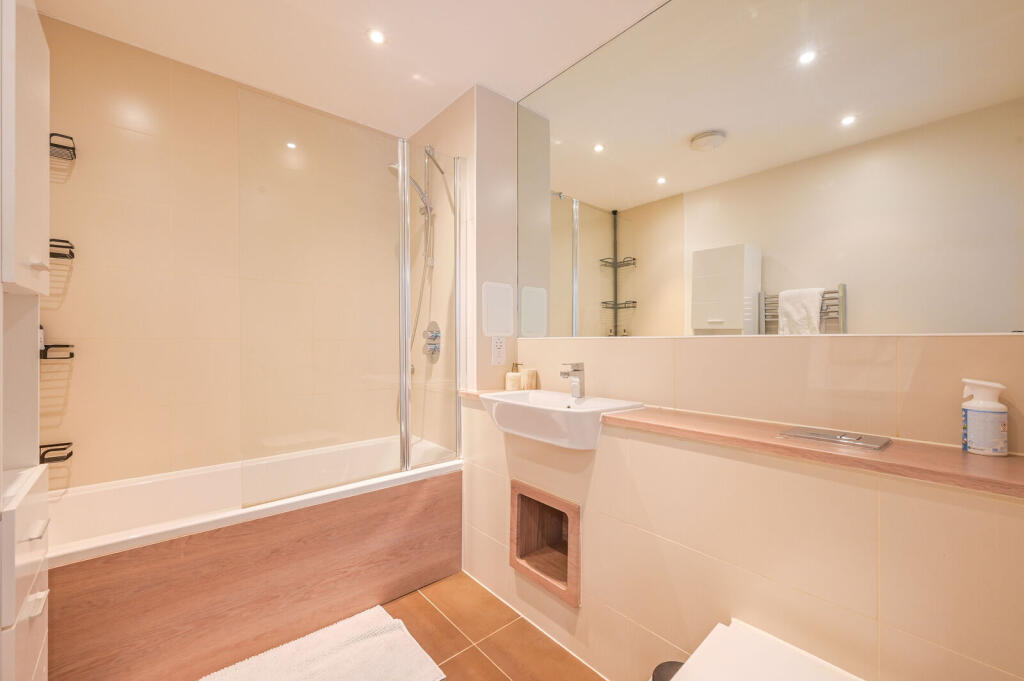 Apartment in London, Custom House, Canning Town - More