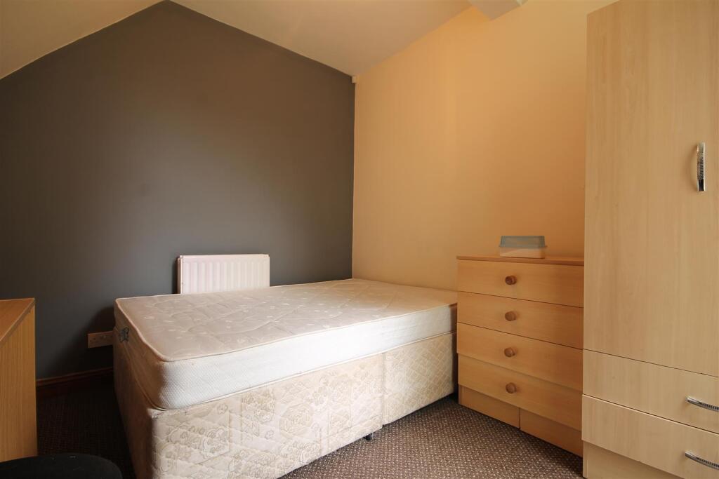 3 bedroom semi-detached house for rent