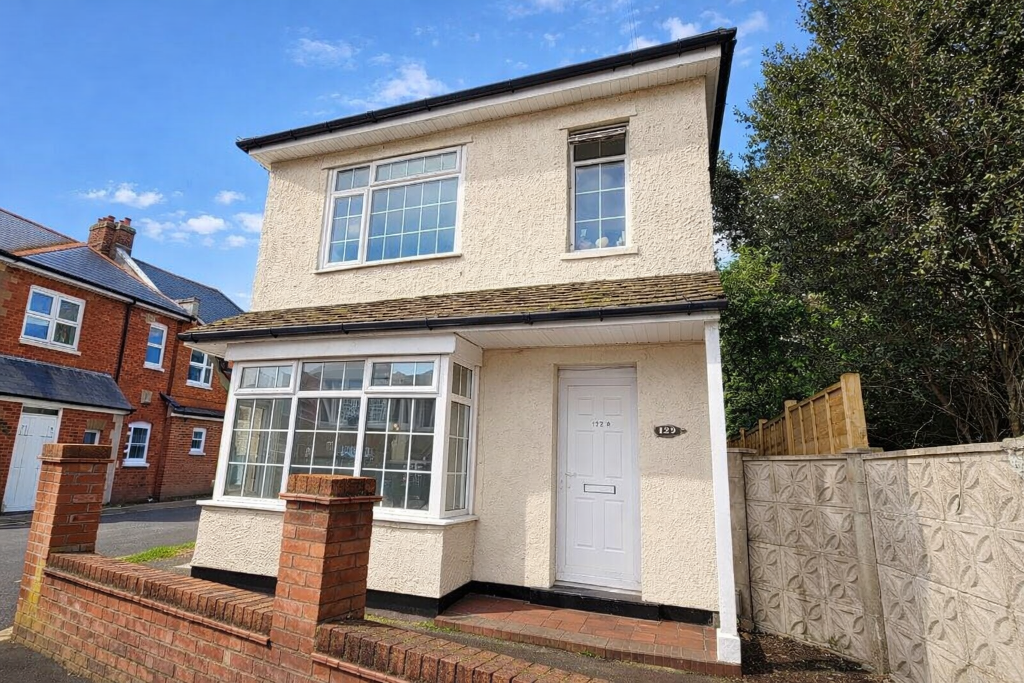 Main image of property: SPACIOUS 1 BED FLAT | PERFECT FOR PROFESSIONALS | NEWLY DECORATED THROUGHOUT | OFF ROAD PARKING | CLOSE TO AMENITIES 