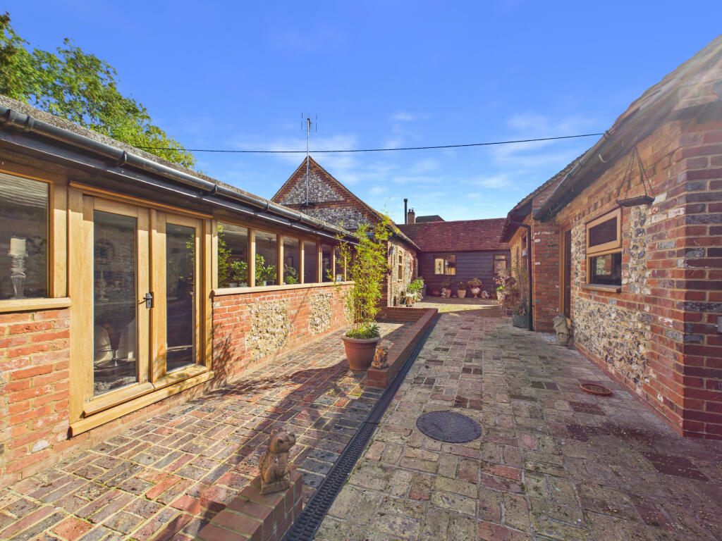 House in Lane End, Buckinghamshire - View 5
