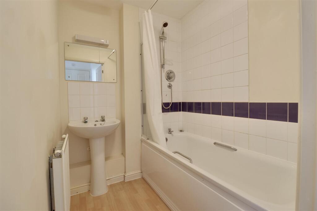 Apartment in Havant, Leigh Park - View 6